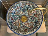 Detail van het handbeschilderde patroon van waskom Andalusië Geometrisch – 40,5 cm