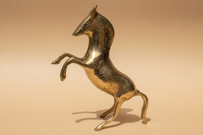 Handgegraveerd messing beeld van een paard