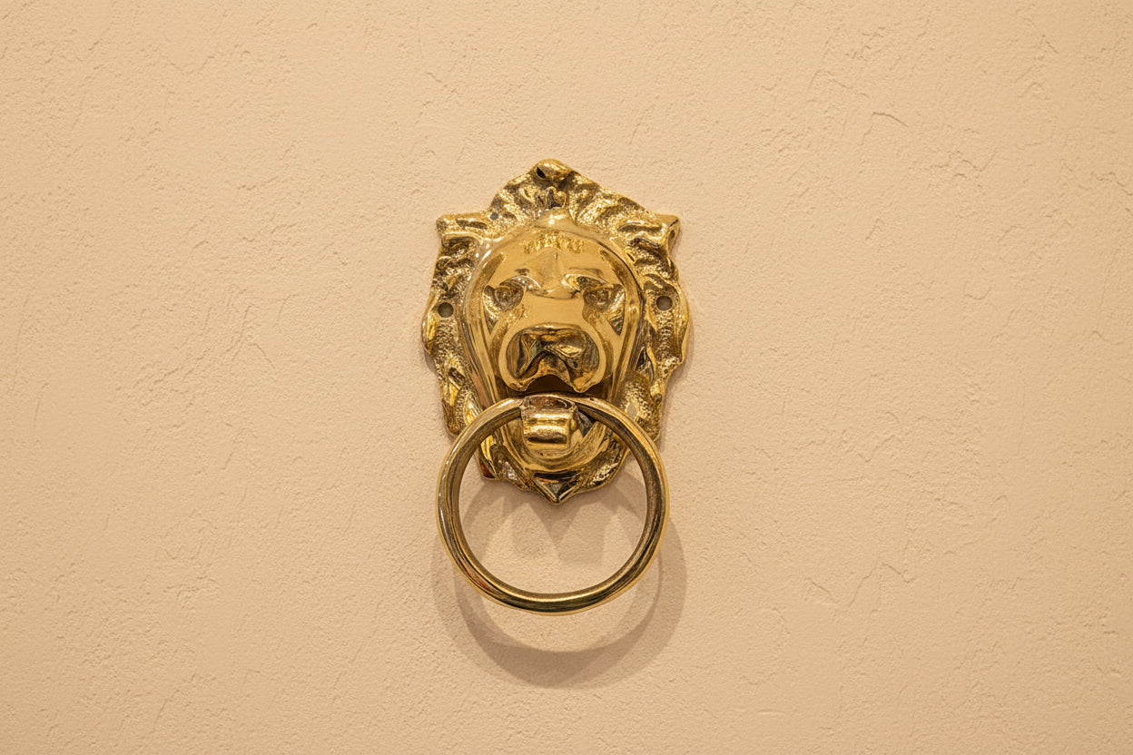 Handgegraveerde messing deurklopper met leeuwhoofd design voor voordeur