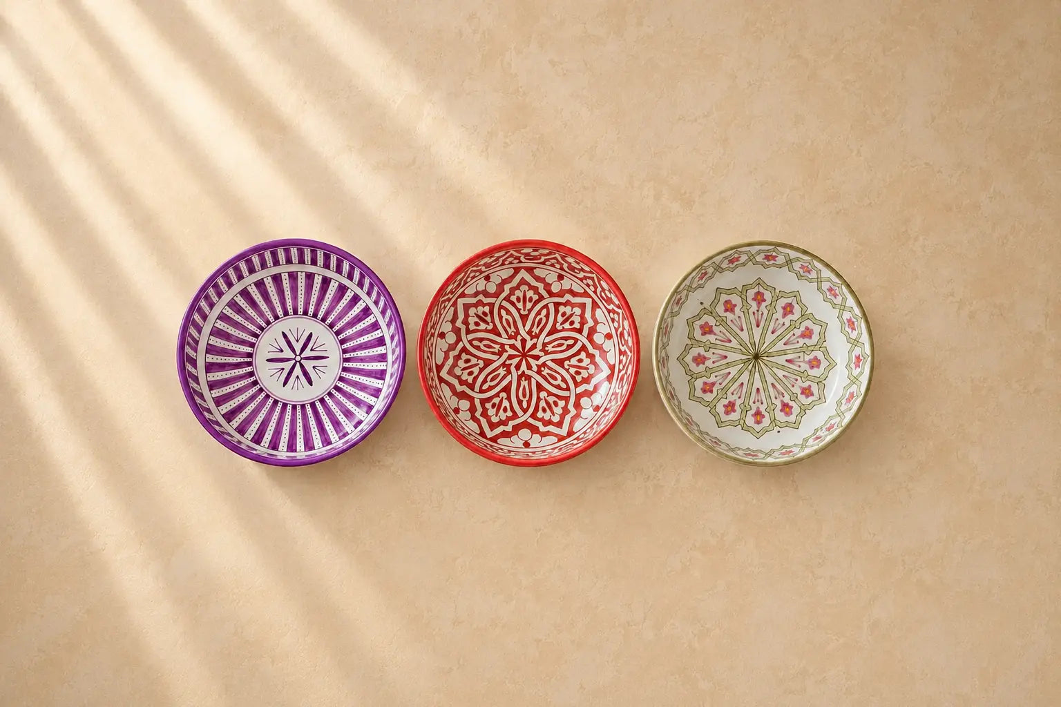 Drie handgemaakte Marokkaanse saladeschalen van 24 cm