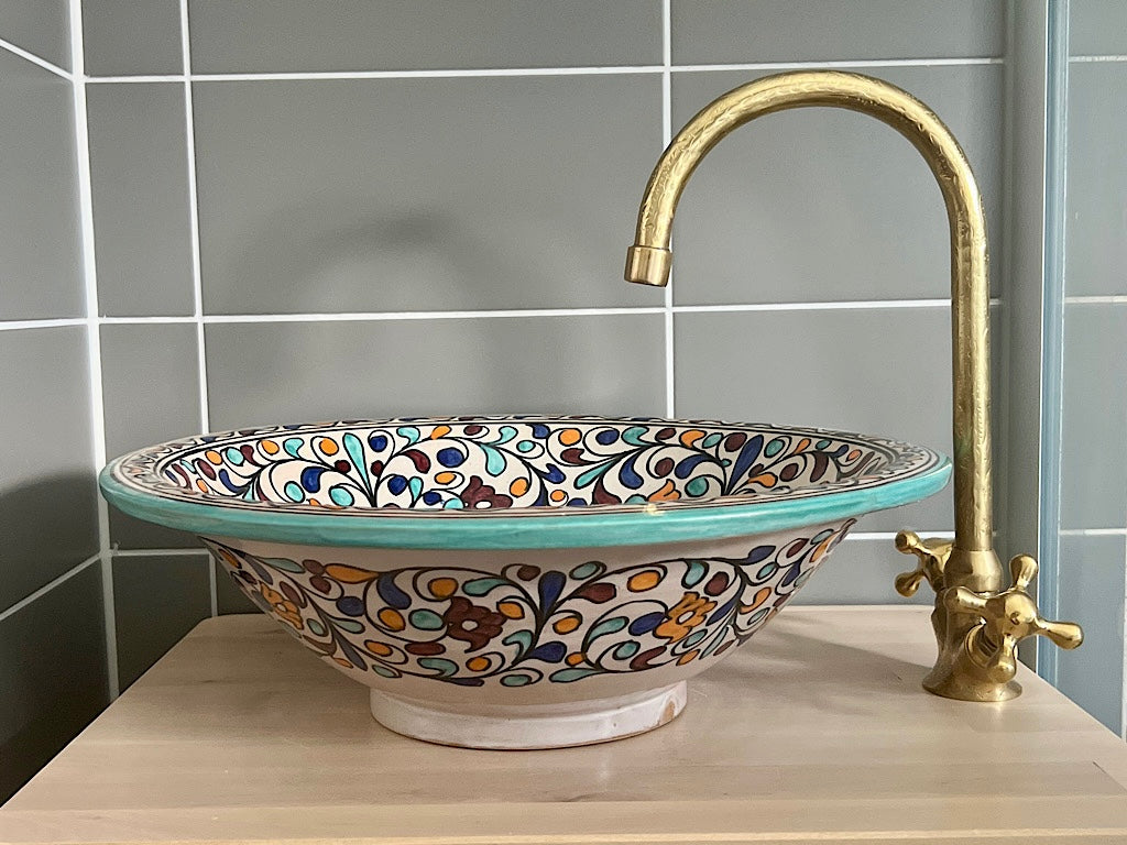 Detail van het handbeschilderde patroon van waskom Alhambra Bloemenrank – 40 cm