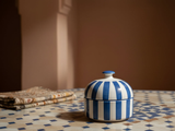 Gestreepte schaal met deksel blauw